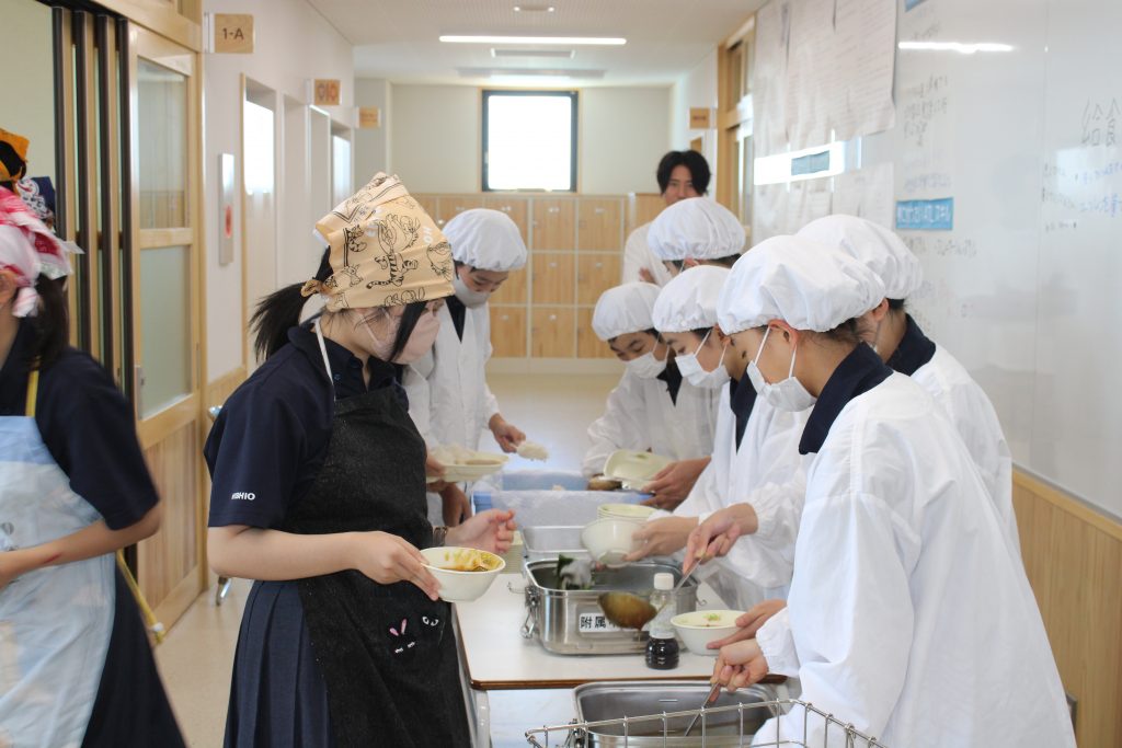 夏野菜たっぷりのカレー – 西尾高等学校附属中学校
