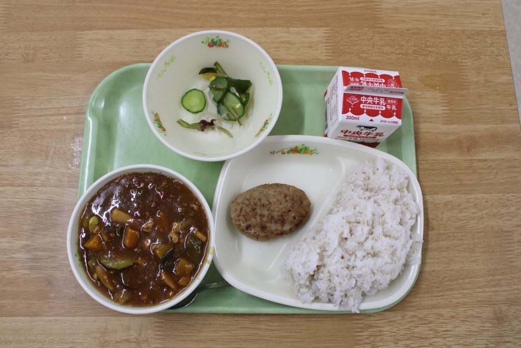 夏野菜たっぷりのカレー – 西尾高等学校附属中学校